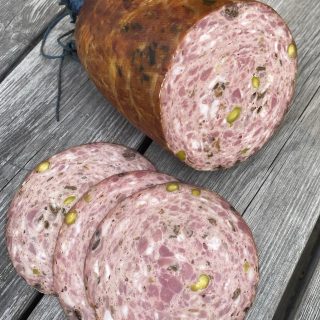 Kallrökt påläggskorv med trattisar